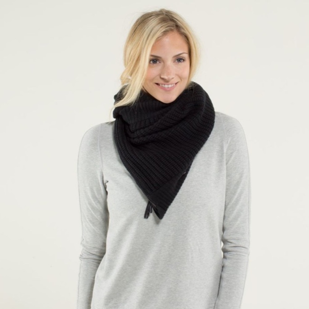 NWT Lululemon Falling Freely Neck Warmer